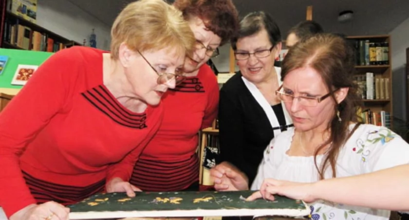 Bożena Ronowska pokazuje barciniankom nieznane im techniki i motywy haftu fot. Karol Gapiński