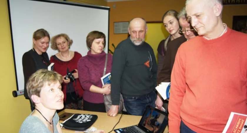 Monika Witkowska w żnińskiej bibliotece fot. Barbara Filipiak