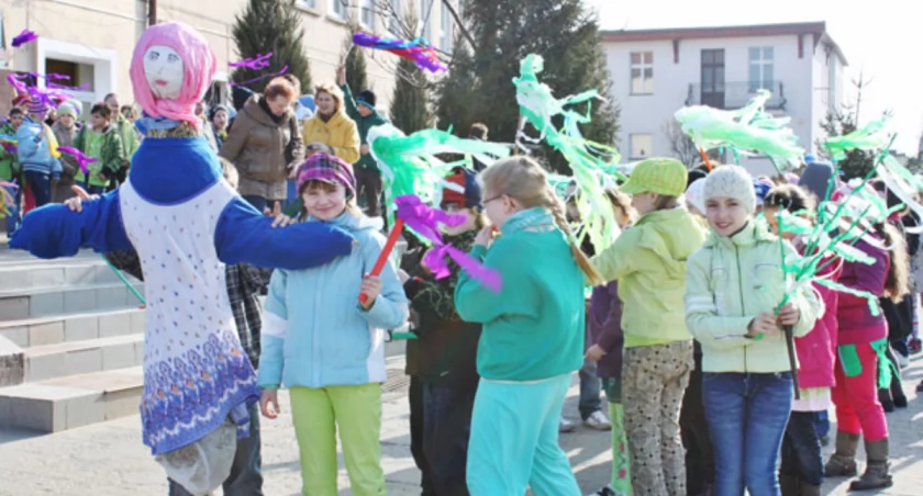 W środę dzieci z klas I-III Szkoły Podstawowej nr 1 w Żninie żegnały zimę. Wraz ze swoimi opiekunami przeszły one ulicami miasta trzymając w rękach kolorowe gaiki. Na czele pochodu niesiono marzannę - symbol zimy. fot. Sylwia Wysocka