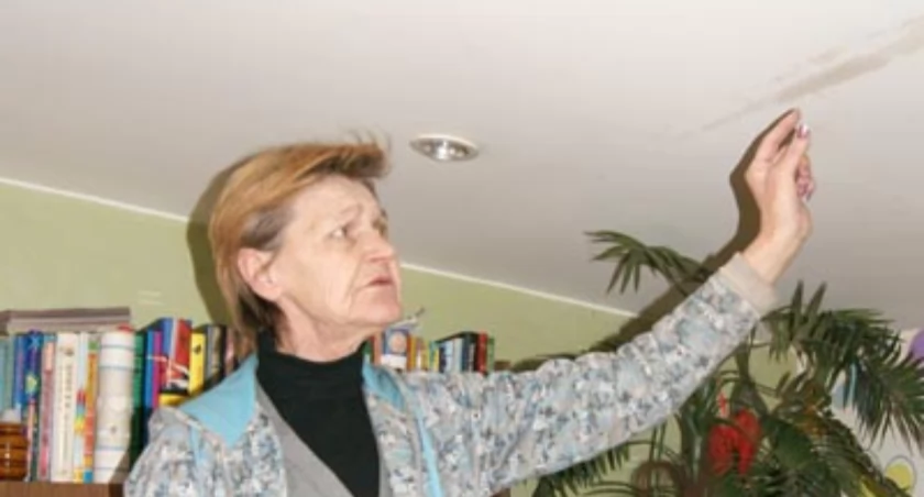 Danuta Nowak pokazuje, że przez sufit pokoju na poddaszu przecieka woda fot. Arkadiusz Majszak