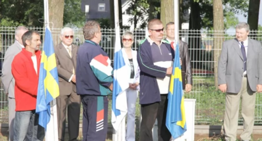 Pułkownik Kozłowski (w zielonkawym garniturze i w ciemnych okularach) podczas dekoracji zwycięzców zawodów motorowodnych w 2011 roku fot. Remigiusz Konieczka