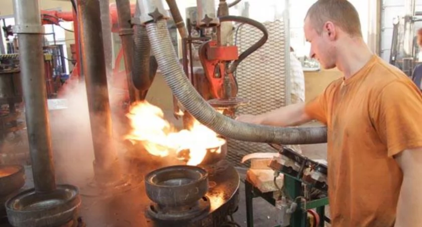 W hucie szkła, mimo zautomatyzowania, nie można obejść się bez ludzi. Obsługą maszyn zajmują się wyspecjalizowani pracownicy. O powstającej w Turze ekologicznej hucie szkła       fot. Remigiusz Konieczka