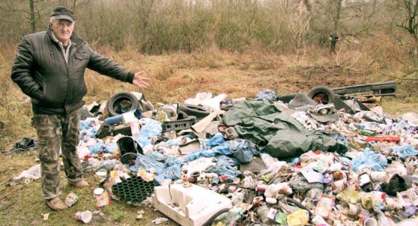 Sołtys Starego Jarużyna Józef Bączek pokazuje stertę śmieci podrzuconą przez nieznanego jeszcze sprawcę w lesie koło Chobielina. Na dzikie wysypisko natknął się minister Radosław Sikorski, zrobił zdjęcia i zgłosił do urzędu oraz na policję. fot. Remigiusz Konieczka