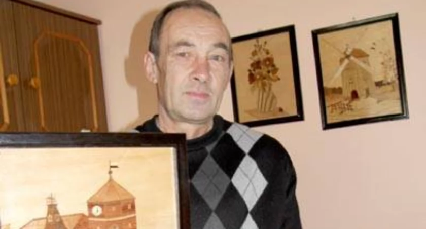 Andrzej Sobczak pokazuje swoje intarsje wykonane w domu. Chce zainteresować nimi osoby, gotowe wyłożyć 100 zł na stół. Wtedy do domu mogą wyjechać z jednym z takich obrazów. fot. Remigiusz Konieczka
