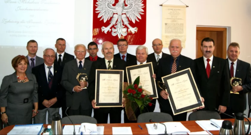 Zasłużeni dla powiatu żnińskiego: Michał Joachimowski oraz przedstawiciele klubów sportowych LKS Gąsawa i LKS Rogowo fot. Arkadiusz Majszak