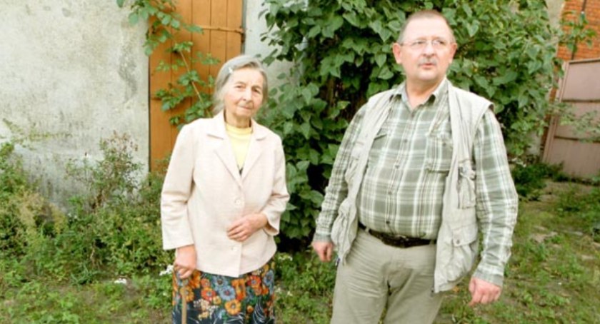 Bliskich Maksymiliana Chirka cieszy inicjatywa Czesława Cieślaka. Na zdjęciu: Maria Janina Chirek - nestorka farmacji na Pałukach i wdowa po Maksymilianie oraz ich syn Andrzej. fot. Karol Gapiński