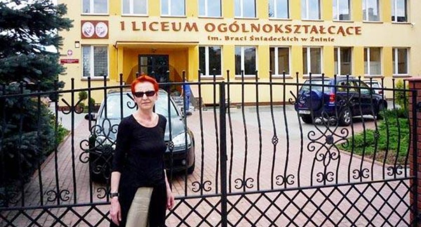 Teresa Mrozowska (z domu Kubiak) podczas jednej z wizyt w Żninie przed liceum, do którego uczęszczała fot. archiwum prywatne Teresy Mrozowskiej