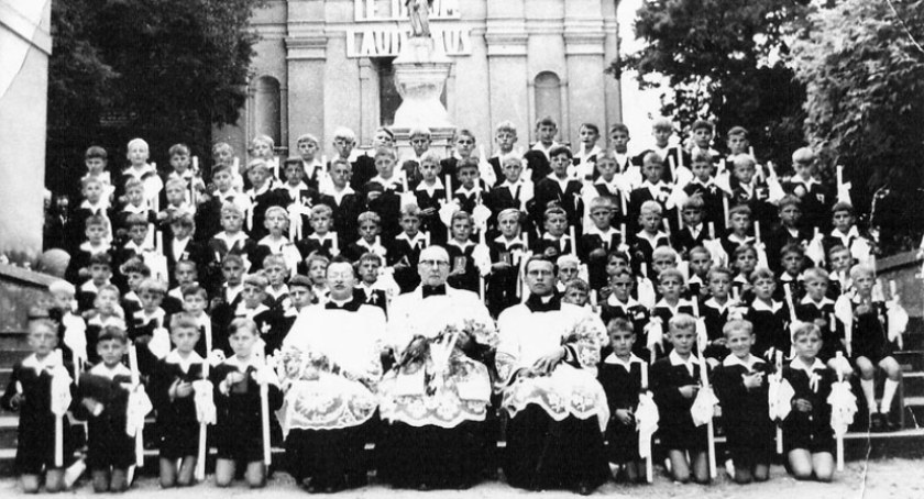 Zdjęcie komunijne z 1967 roku z ks. Maksymilianem Perskim na pierwszym planie  fot. z archiwum Ewy Leżoń