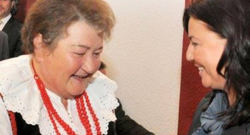 Zofia Dams otrzymuje nagrodę od Marzanny Olszewskiej z Urzędu Marszałkowskiego we wrześniu 2009 r. fot. Martyna Ścibut