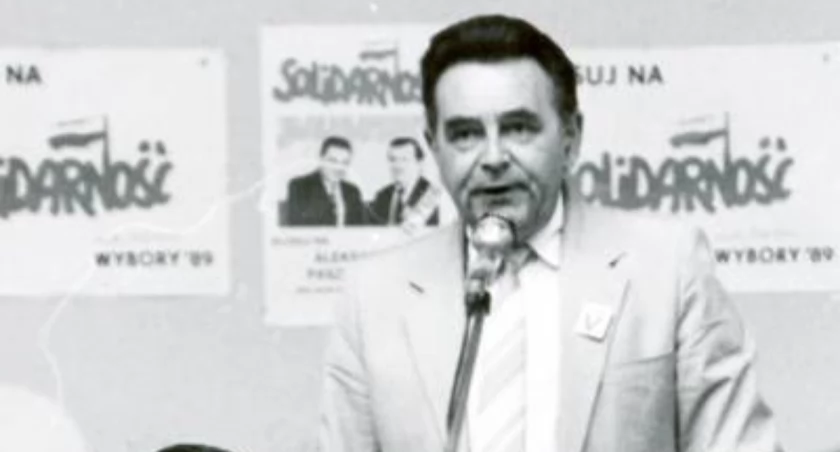 Andrzej Wybrański i Aleksander Paszyński podczas spotkania z wyborcami w żnińskim amfiteatrze 14 czerwca 1989 roku przed drugą turą wyborów   fot. Marian Kawka