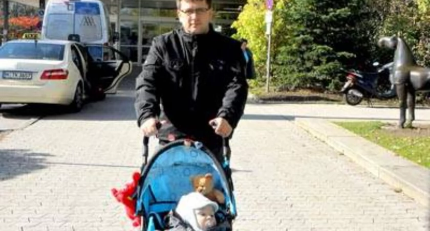 Dawid Kuźniak z synem Marcelem przed kliniką w Monachium już po operacji fot. Iza Kuźniak