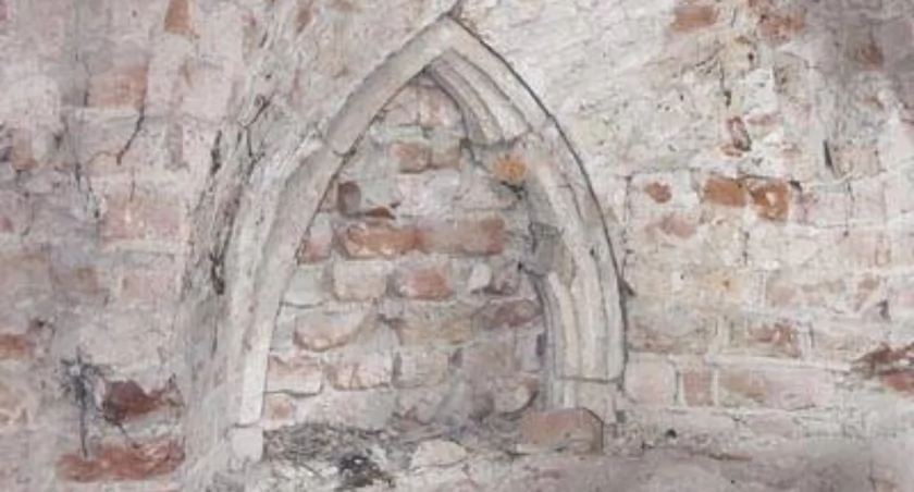 Gotyckie okno w południowej ścianie prezbiterium. Widok z poddasza. fot. Mikołaj Potocki
