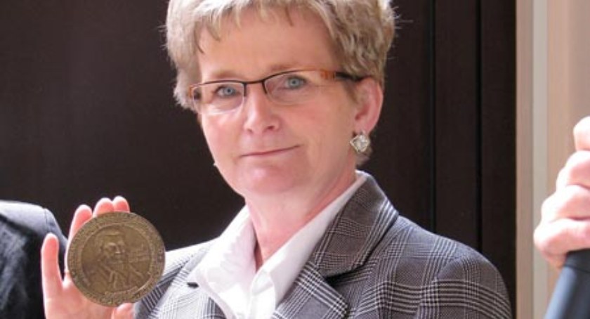 Członkowie Stowarzyszenia Miłośników Tradycji Mazurka Dąbrowskiego podarowali szkole w Lubostroniu pamiątkowy medal wybity w rocznicę konfederacji barskiej fot. Magdalena Kruszka