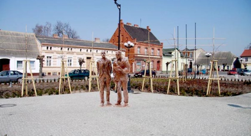 Urząd Miejski w Barcinie przygotował wizualizację, komputerowo wprowadzając projekt pomnika na zdjęcie rynku, w miejscu, gdzie postaci Jakuba Wojciechowskiego i Tadeusza Boya-Żeleńskiego z brązu staną już niedługo w rzeczywistości fot. Karol Gapiński