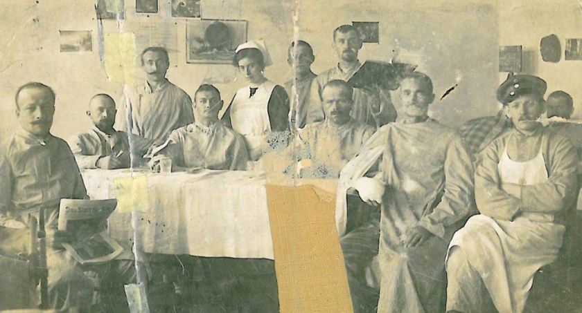 W szpitalu w Zweisbruecken w Niemczech po walkach we Francji pod Ypres Edmund Reinke w otoczeniu personelu medycznego fot. z archiwum Stefani Szadłowskiej