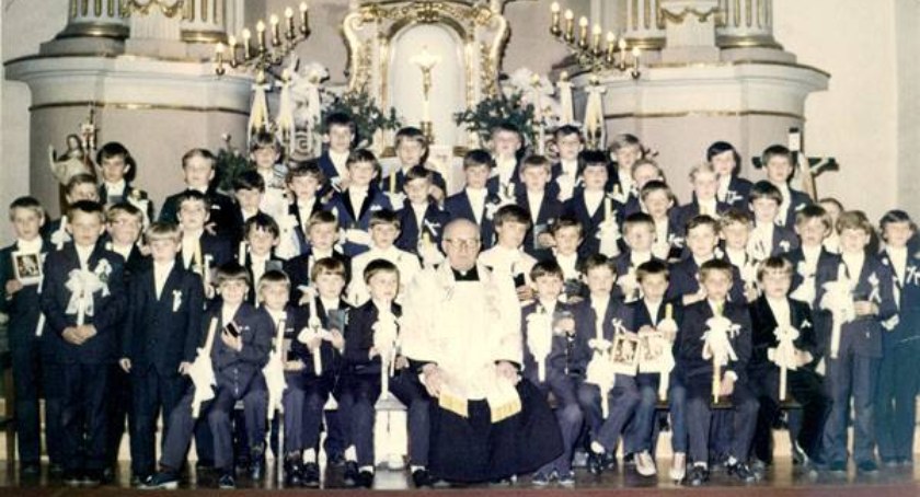 Ks. Edmund Ruta z chłopcami, którzy przystąpili do I Komunii Świętej 24 maja 1987 roku fot. arch. autora