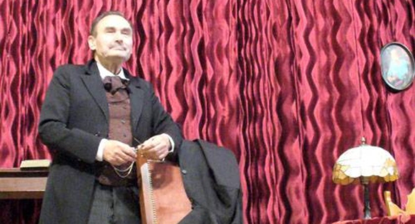 Tadeusz Malak odbiera owację na stojąco po majowym przedstawieniu „Ja jestem Żyd z Wesela” na scenie Żnińskiego Domu Kultury fot. Remigiusz Konieczka