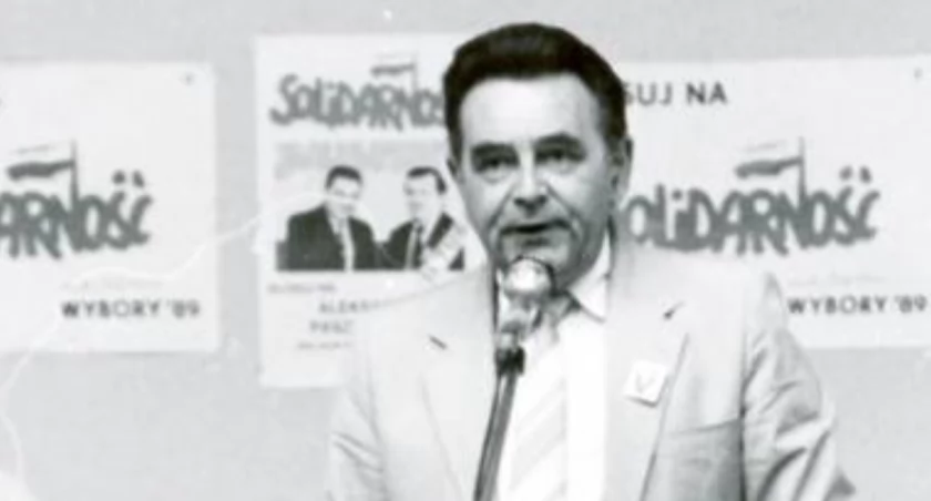 Aleksander Paszyński podczas spotkania z wyborcami w żnińskim amfiteatrze 14 czerwca 1989 roku przed drugą turą wyborów fot. Marian Kawka