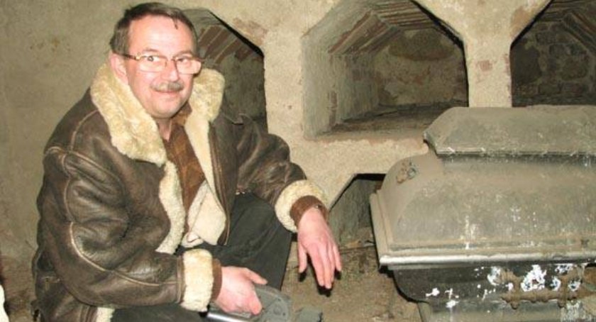 Maciej Banaś przy trumnie Marii Kazimiery Skórzewskiej, która zmarła 14 maja 1921 roku. W tle widać katakumby, w których składani byli zakonnicy. Teraz pozostały tam tylko czaszki i fragmenty kości. fot. Magdalena Kruszka