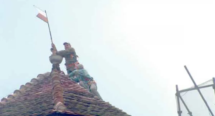 Remontu średniowiecznej wieży w 1925 dokonywali: mistrz dekarski Wojciech Waligórski i mistrz blacharski Walenty Zieliński, w 1977 m.in. mistrz murarsko-dekarski Kazimierz Kaczmarek i mistrz Antoni Permoda, a w 2005 r. mistrzowie dekarscy Tadeusz i Zbigniew Klawińscy z pracownikami swej firmy. Jutro w blaszanej kuli umieszczony zostanie dokument mówiący o współczesnym Żninie. fot. Remigiusz Konieczka