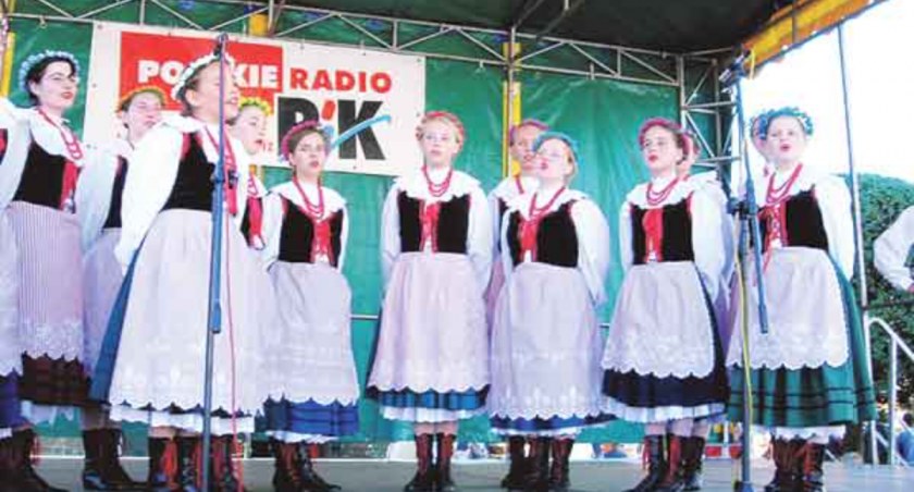 Za kultywowanie twórczości ludowej biorą się coraz to młodsze pokolenia Pałuczanek. Na scenie Zespół Pieśni i Tańca 