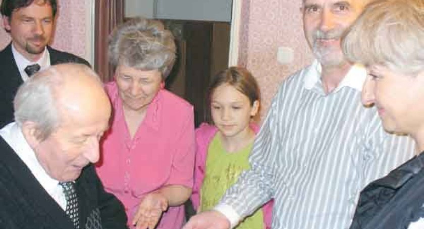 Kazimierz Sendobry przekazuje 101-letniemu Edmundowi Roch owiczowi medale, które ten jesienią 1939 roku schował na strychu Banku Ludowego w Żninie. Po prawej stoi Teresa Sendobra z domu Walczak, której ojciec znalazł medale w latach pięćdziesiątych. Po lewej - wnuk Edmunda Rochowicza, córka Krystyna