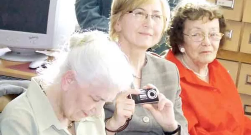 Siostra artysty Lucjanna Małachowska ogląda album, obok Ewa Małachowska i Anna Ebel - przyjaciółka twórcy od wczesnego dzieciństwa  - na spotkaniu promującym książkę fot. Marta Złotnicka 