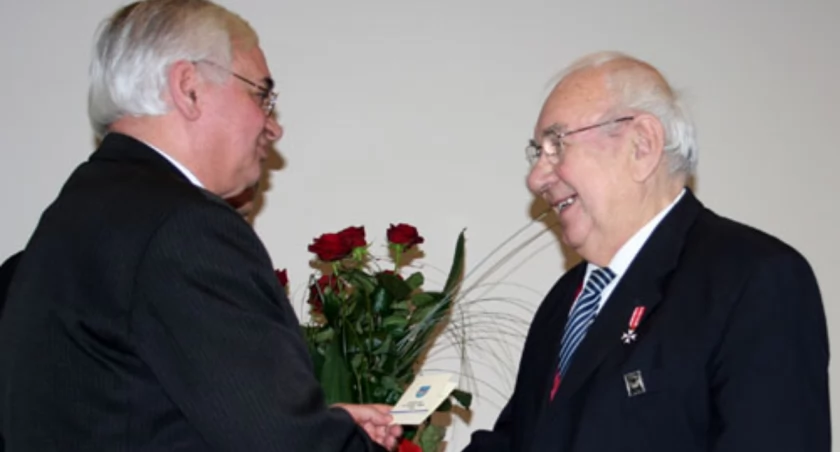 Przewodniczący Lucjan Adamus nadaje prof. Kazimierzowi Piwkowskiemu tytuł Honorowego obywatela Żnina fot. Remigiusz Konieczka