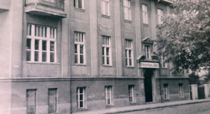 W czasie wojny Bank Ludowy został przemianowny na Kreissparksse Dierfurt. Na zdjęciu widoczne okna w suterenie i balkon na pietrze, których dziś nie ma. fot. ze zbiorów Marka Graczyka