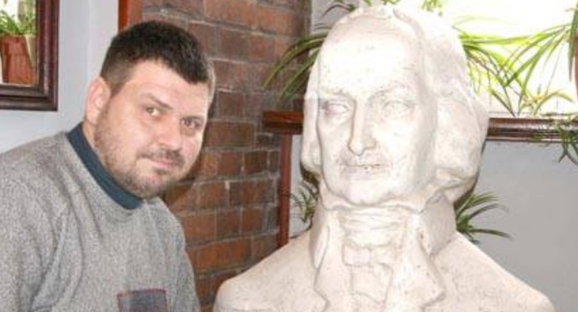Michał Woźniak prezentuje popiersie Jana Śniadeckiego. Gipsową formę, która posłużyła do odlania tego popiersia wykonał Józef Kopczyński. fot. Arkadiusz Majszak