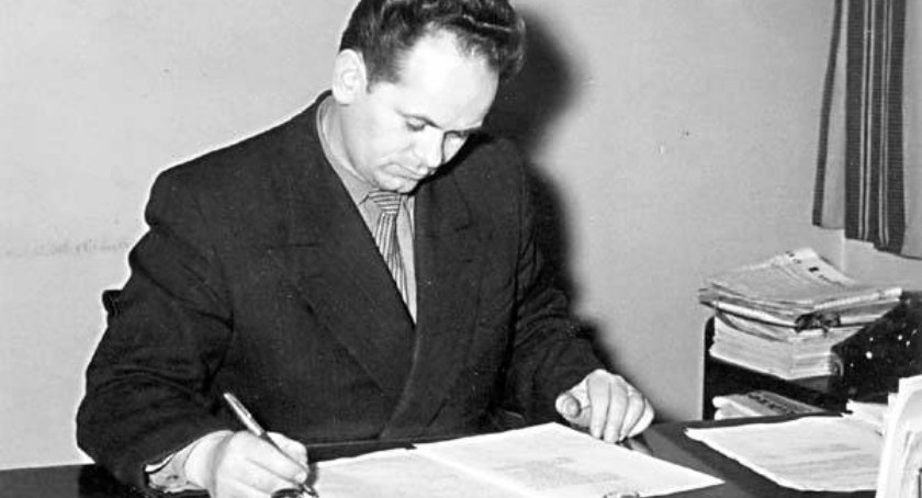 Na fotografii Zbigniew Skorwider w swoim gabinecie w latach 60.