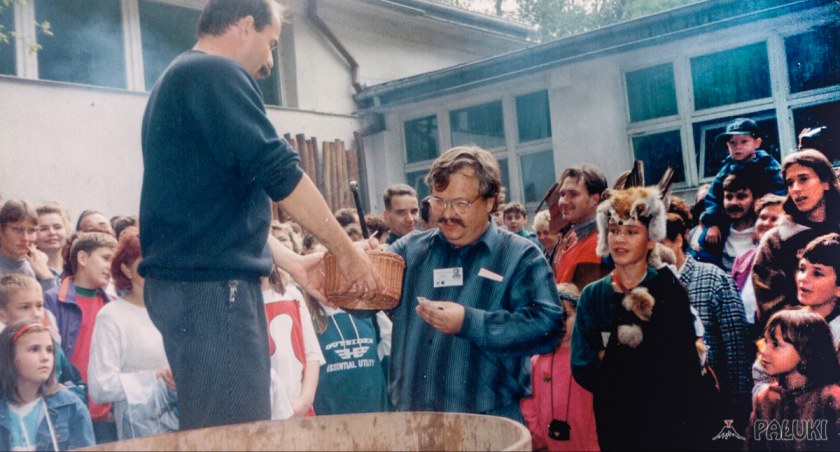 Wódz Wiesław Zajączkowski płaci za kąpiel z łaziebną, fot. Maria Warda
