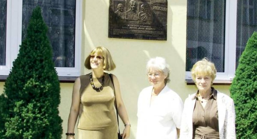 Odsłonięcia tablicy pamiątkowej dokonały córki Anny i Alfreda Krzyckich (od lewej): Grażyna, Liliana i Jolenta fot. Marta Złotnicka