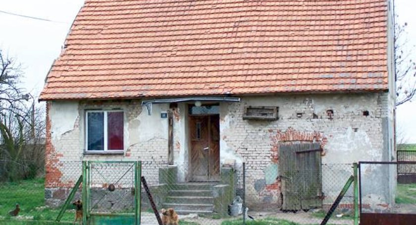 Dom, w którym urodził się ojciec Paweł, przed wojną należał do jego rodziców. Teraz mieszka w nim syn Wandy Rajewskiej z d. Burzyńskiej, siostry matki zakonnika. fot. Arkadiusz Majszak
