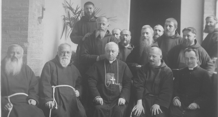 Kardynał August Hlond w Asyżu razem z kapucynami z Kolegium Pisarzy. (O. Efrem siedzi drugi od prawej) zdjęcie za Wikipedia: https://pl.wikipedia.org/wiki/Efrem_z_Kcyni