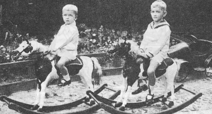 Tomek i Stasiek Czabańscy z prezentami gwiazdkowymi otrzymanymi w Wigilię Bożego Narodzenia 1929 r.