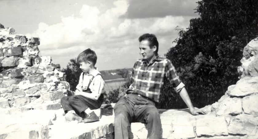  Jerzy Księski z synem na zamku w Kazimierzu Dolnym. Zdjęcie z lat sześćdziesiątych. fot. Halina Księska