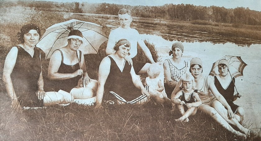Państwo Szymańscy na plaży zwanej Badyszczele z rodziną i znajomymi fot. archiwum Stefana Skrzypczyka