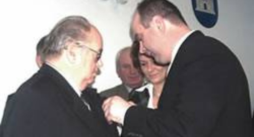 Przewodniczący Rady Miejskiej w Żninie Dariusz Kaźmierczak przypina odznakę Honorowego Obywatela Gminy Żnin fot. Remigiusz Konieczka