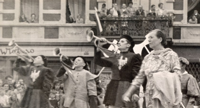 Czesława Księska (przy trębaczu po prawej stronie zdjęcia) podczas obchodów 700-lecia Żnina fot. archiwum