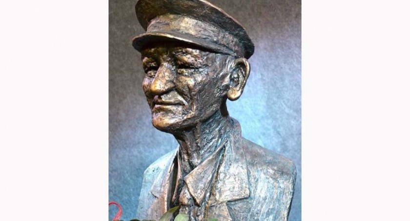 Leon Lichociński, pracownik kolejki wąskotorowej od 1938 roku, później przewodnik w weneckim muzeum. Rzeźba wykonana przez Mariannę Lisiecką. fot. Magdalena Kruszka