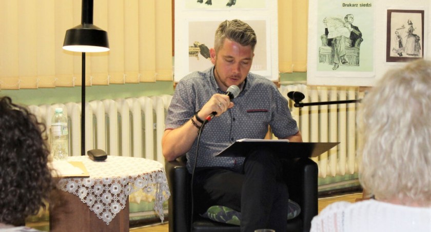 Michał Jankowski czyta Szymborską fot. RBP Szubin