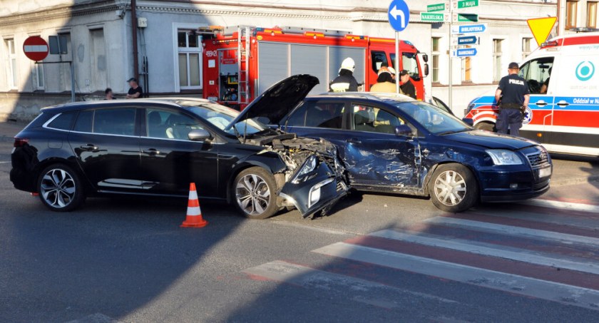 Ze względu na uszkodzenia policja zatrzymała dowody rejestracyjne obu pojazdów fot. Piotr Bembenek