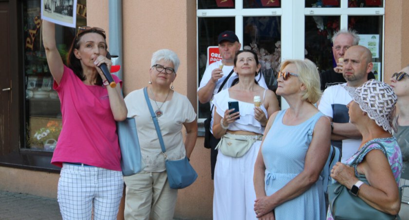 Dyrektor muzeum Kamila Czechowska pokazuje kopię dawnej pocztówki z wnętrzem kościoła ewangelickiego fot. Remigiusz Konieczka