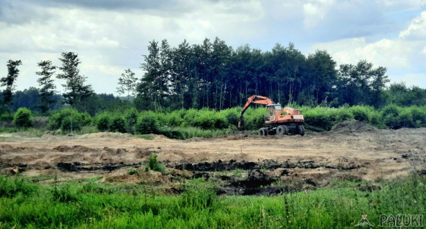 Nad Jeziorem Smerzyńskim można zauważyć, że właściciele porządkują swój teren fot. Remigiusz Konieczka
