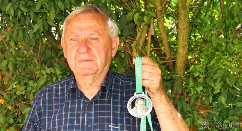 Prezes Stowarzyszenia Sympatyków Gąsawy Józef Winiecki prezentuje tegoroczny medal fot. Remigiusz Konieczka