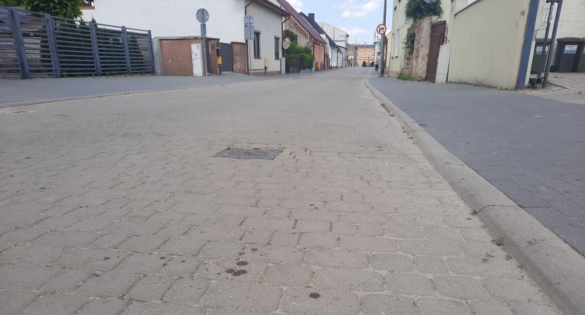 zdjęcie: Łabiszyn, ul. Sienkiewicza, miejsce, w którym doszło do napadu, na ulicy widoczne są plamy krwi ofiary. fot. Remidiusz Konieczka