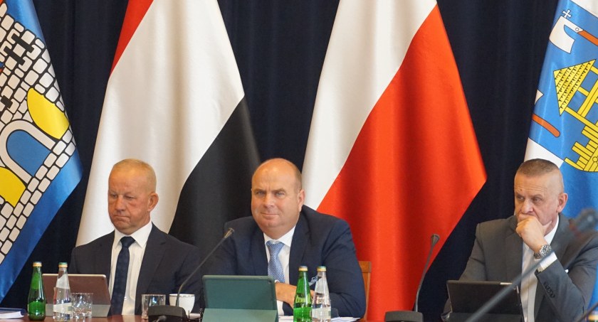 Na sesji absolutoryjnej kilka tygodni temu: przewodniczący Dariusz Kaźmierczak (uśmiechnięty) i wiceprzewodniczący: Andrzej Kurek (z prawej, zatroskany) i Sławomir Ryś (z lewej, smutny). To może być ostatnie zdjęcie konwentu Rady Miejskiej w tym składzie. fot. Karol Gapiński