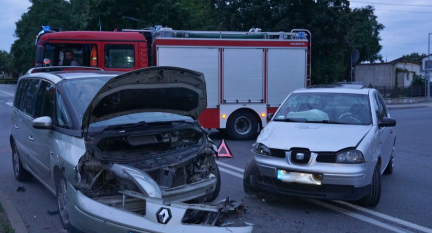 Renault wygląda na bardziej zniszczony, ale to osoba podróżująca seatem została zabrana do szpitala fot. Karol Gapiński