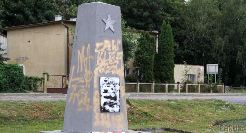 Zdewastowany obelisk w Łabiszynie fot. Remigiusz Konieczka